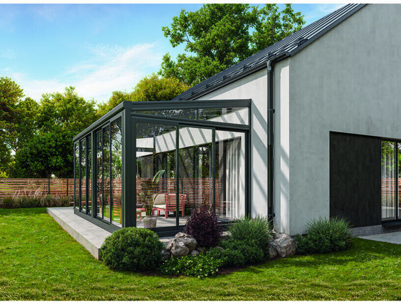 Kaltwintergarten mit Schiebeelementen an einem modernen Haus
