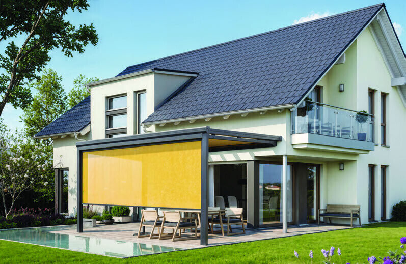 Terrassendach mit gelber Senkrechtmarkise