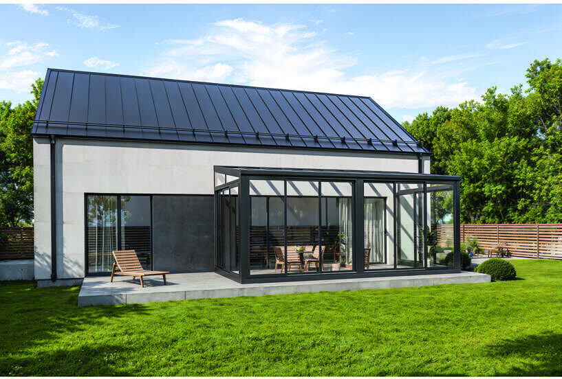 Terrassendach mit Glasschiebewänden an einem modernen Haus