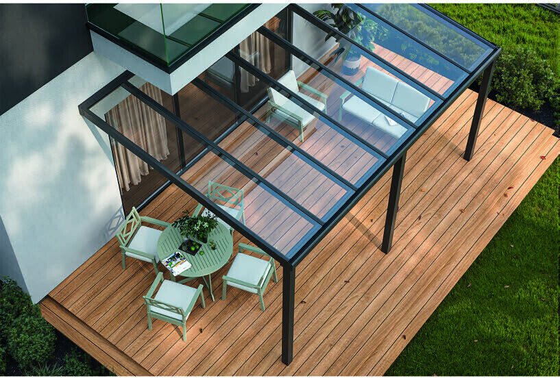 Terrassendach mit Glaseindeckung über einer Holzterrasse